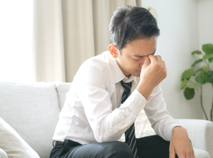 空き家問題の管理や対応に悩む人のイメージ