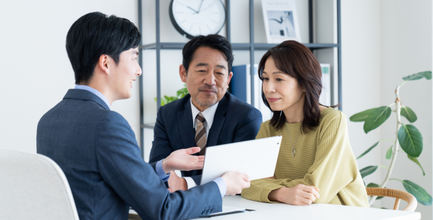 丁寧にご説明するスタッフのイメージ